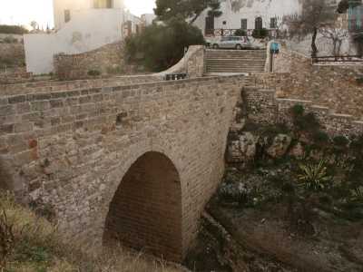 E ci ritroviamo dopo qualche scalino su un ponticello molto pi� corto e basso di quello ottocentesco, ma anche molto pi� antico. Si tratta di una costruzione romana a campata unica risalente addirittura al II secolo d.C., inserita lungo il tracciato della via Traiana che, fiancheggiando la costa, collegava Benevento a Brindisi. La struttura, costruita con blocchi in tufo di piccole dimensioni, si presenta di colore ambrato e in ottimo stato dopo un intervento di restauro
